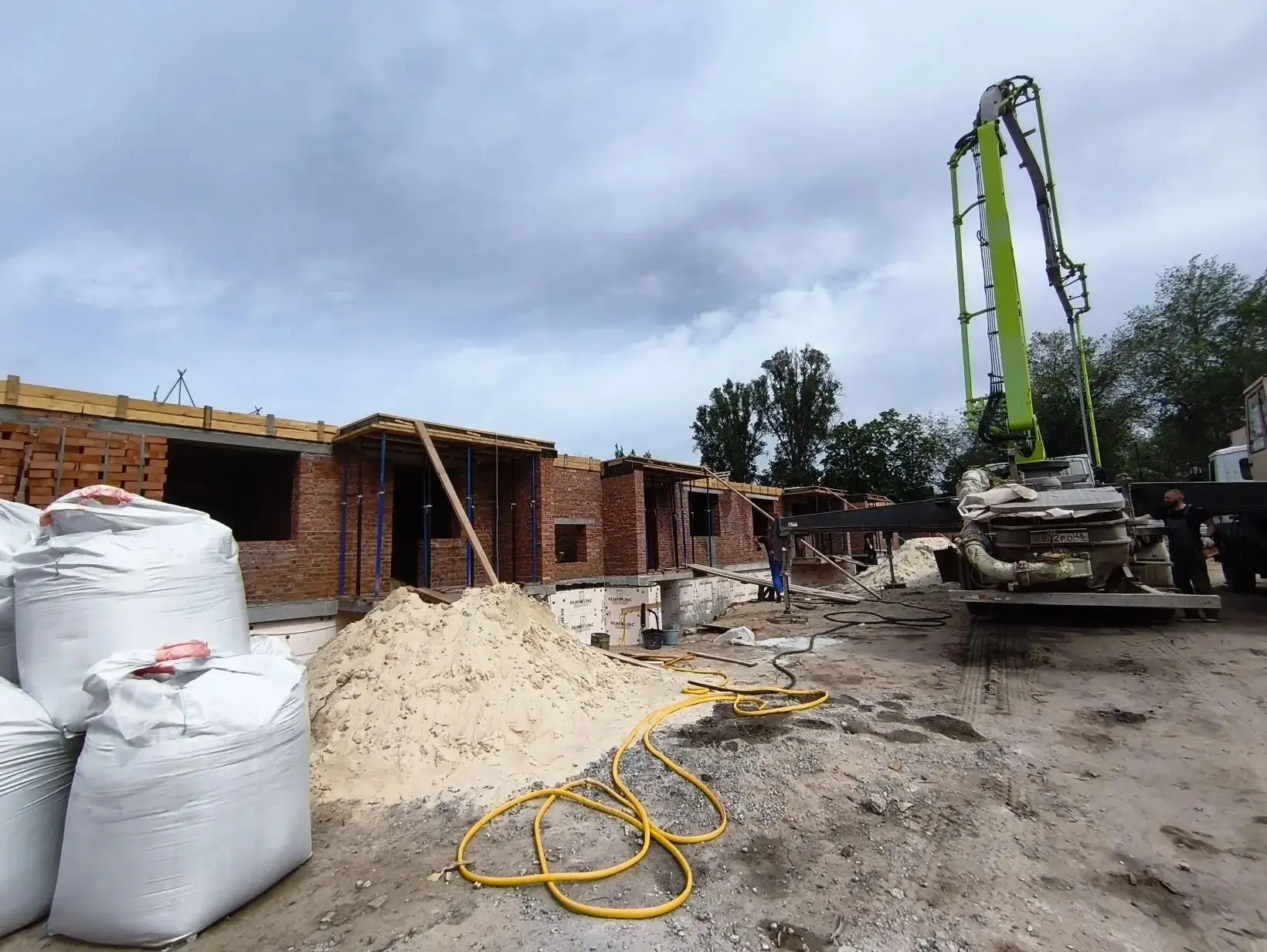 🏗️  На квартале Ватутина в городе Старобельск продолжается строительство многоквартирного жилого дом