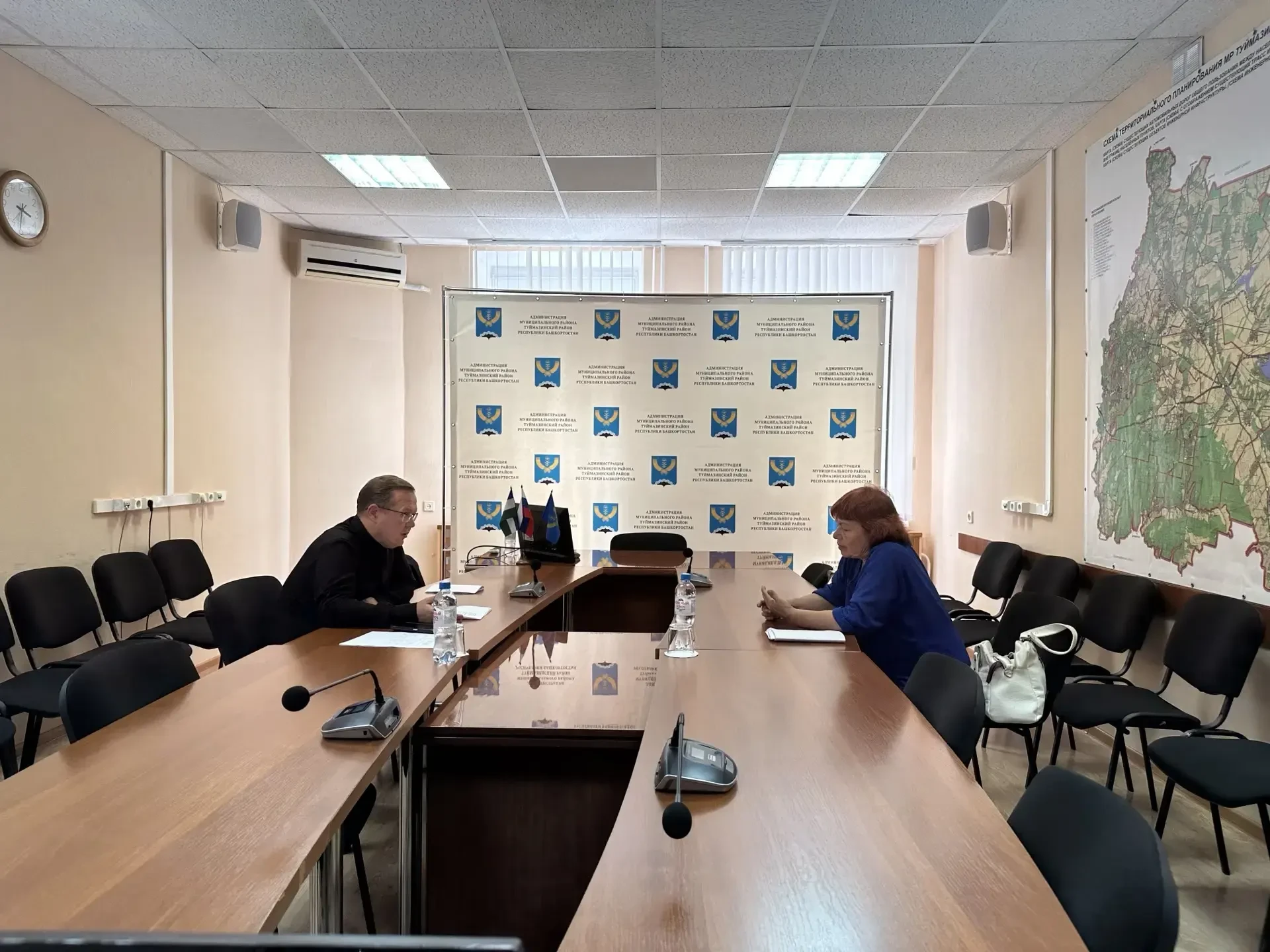 Сегодня в администрации района провёл очередной приём граждан.
 
Обращения были разными: поддержка у