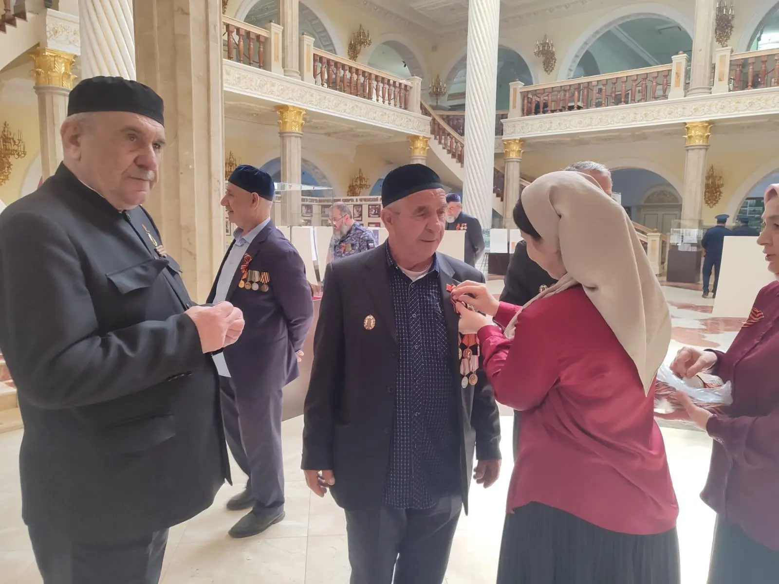 В День Победы, 9 мая 2026 года, Мемориальный комплекс Славы имени А. А. Кадырова наполнился тысячами