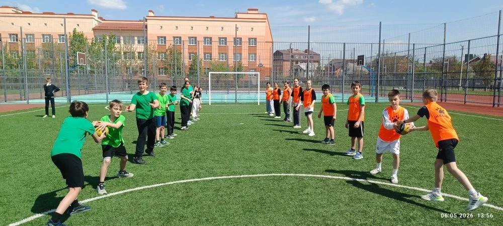 В честь приближающегося Дня Победы в МАОУ «Школа 10»состоялись весёлые старты для учеников младших и