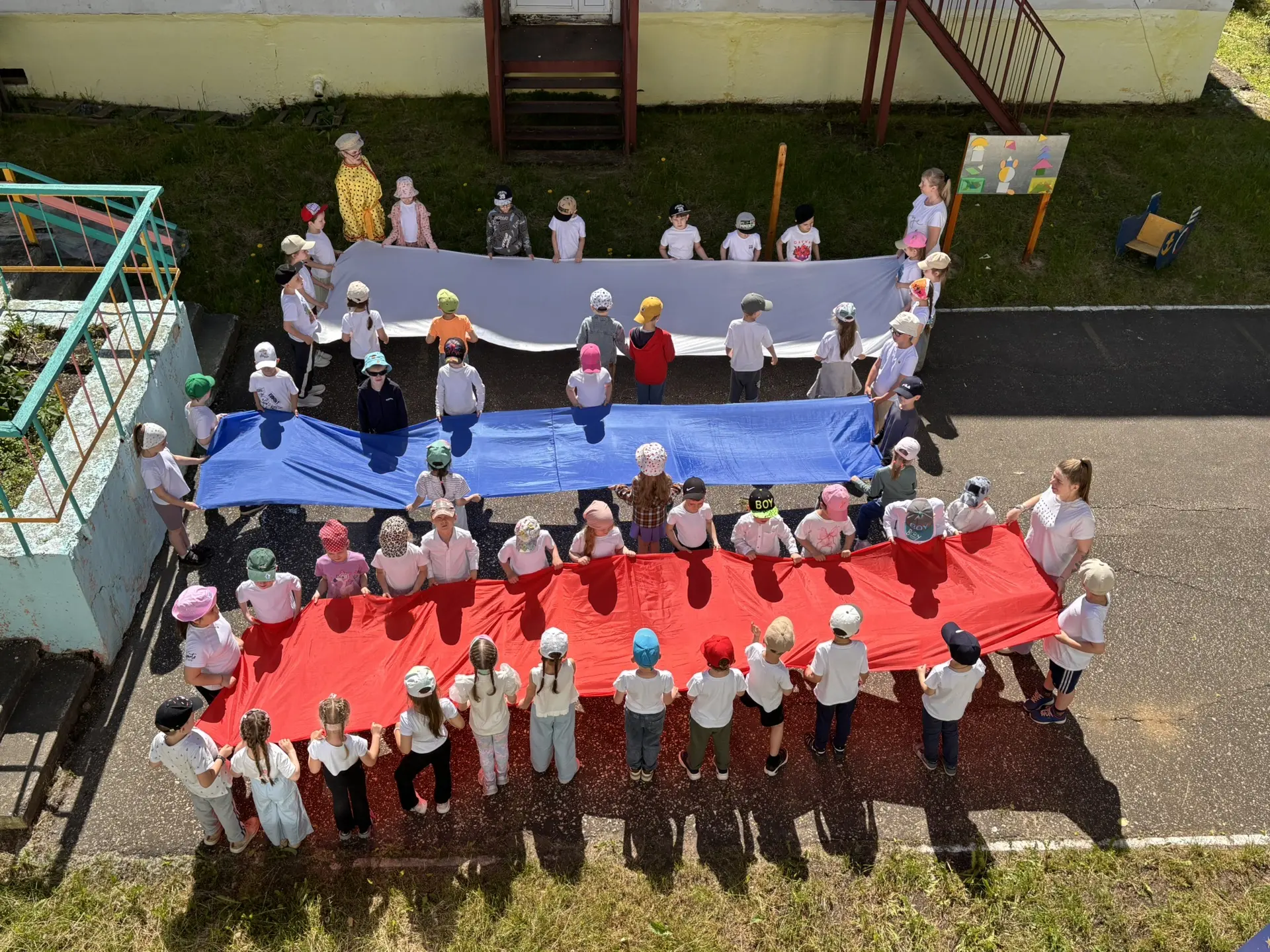 С Днём России! 🇷🇺
🎉 У наших ребят прошёл флешмоб «Флаг России» — и это было по-настоящему трогате