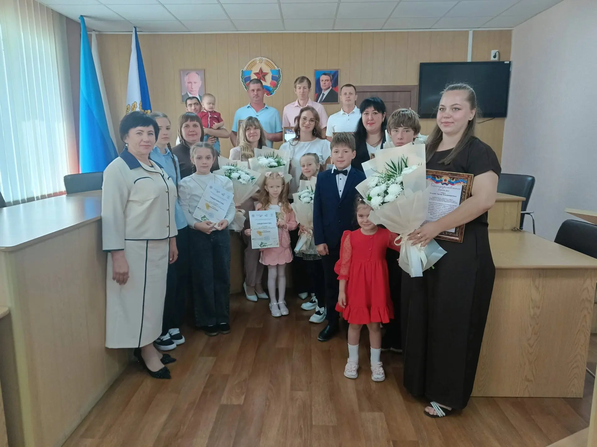 👨‍👩‍👧‍👦🏆🇷🇺 Крепкая семья — опора государства: в Ровеньках чествовали победителей...