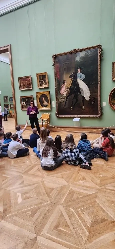🚌🎨 День, наполненный искусством!  Ученики 4Д класса отправились в удивительное путешествие по залам 
