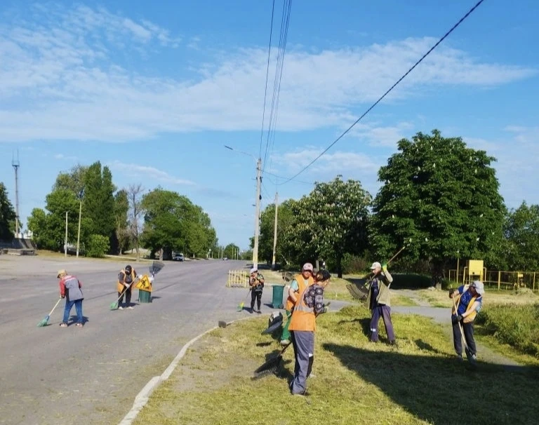 Коммунальные работники Каховки заботятся о чистоте и благоустройстве города  Каждое утро рабочие "Ко