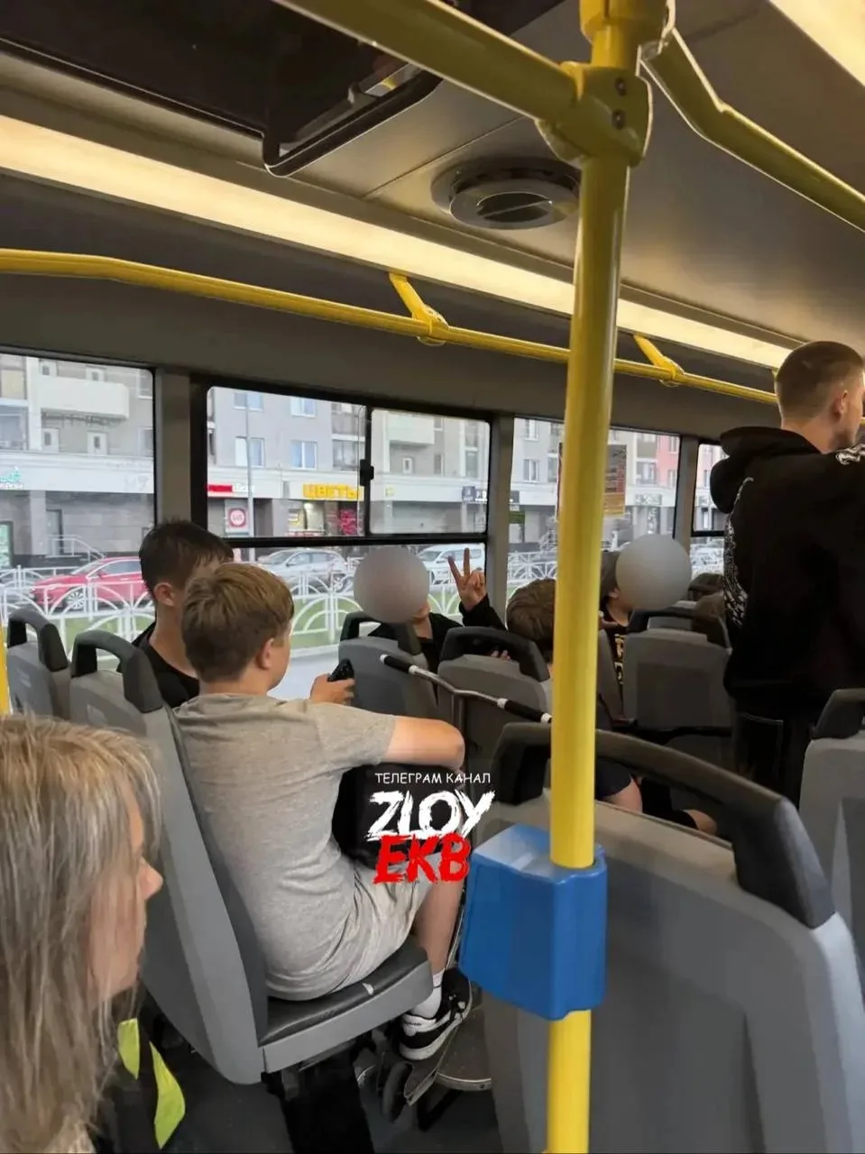 Ехали в 42 автобусе. Молодые люди заняли весь автобус, а мамы с маленькими детьми не смогли никуда с