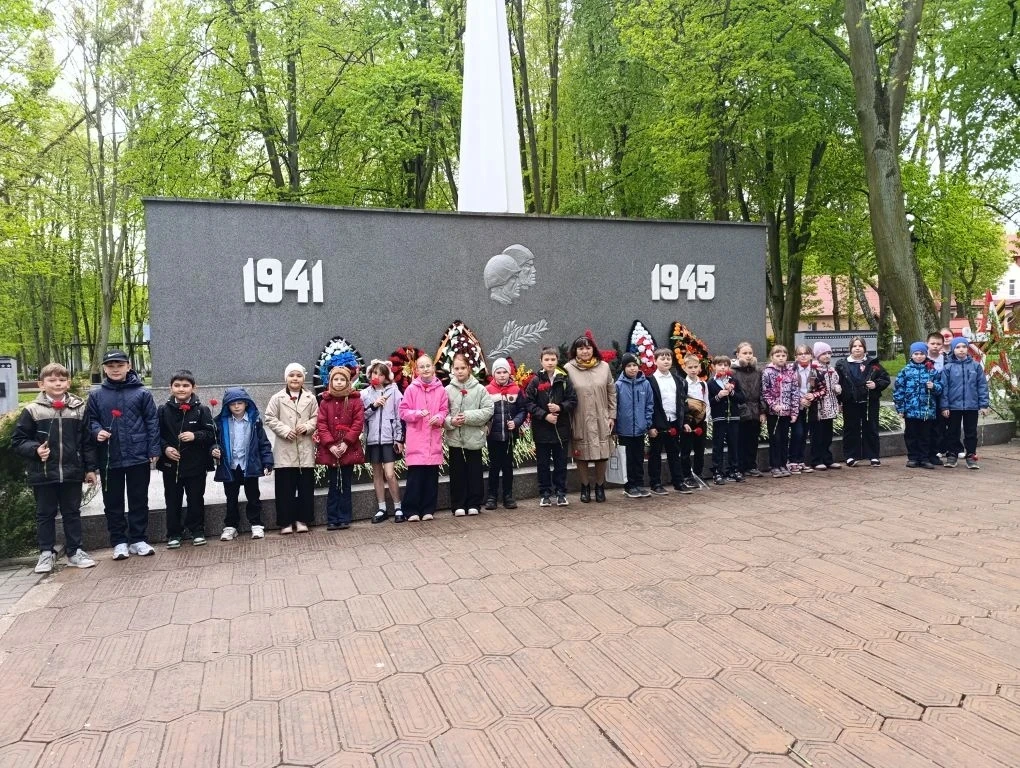 ✨ Помним. Чтим. Гордимся. ✨  8 мая обучающиеся 2-х, 3б1, 4в1 и 5г1 классов  приняли участие в торжес