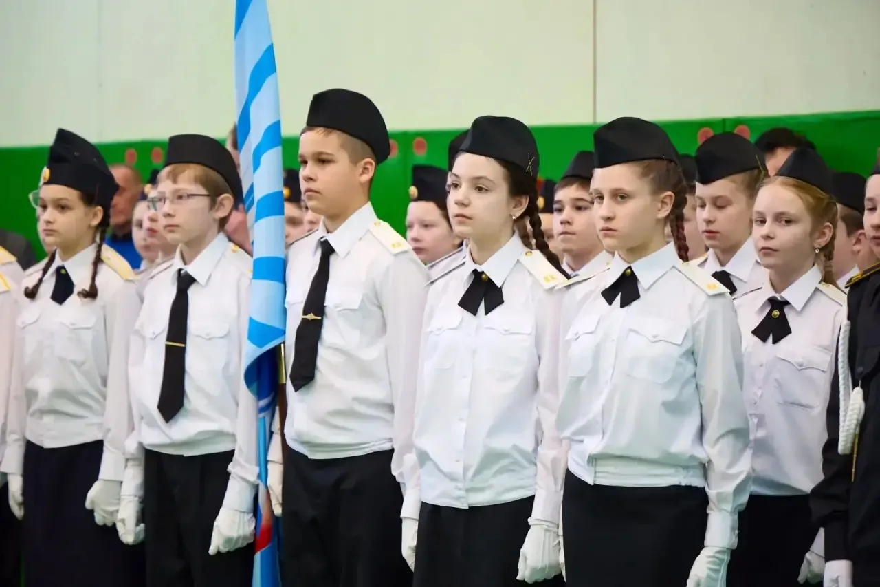 «Равняйсь! Смирно!»: В Дубровке прошёл районный конкурс «Смотра строя и песни кадетских классов».  🎉