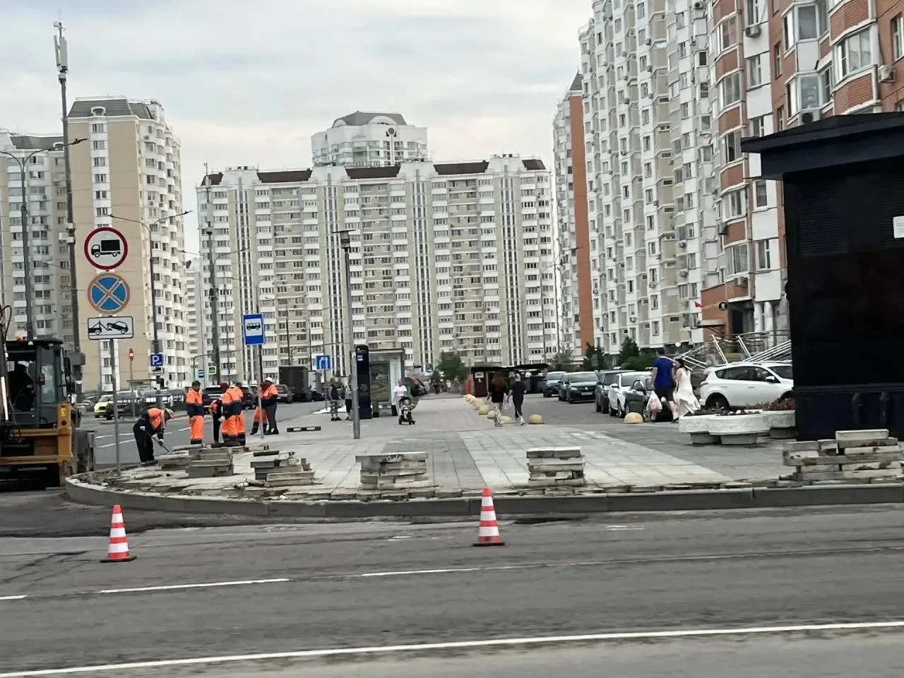 У метро "Некрасовка" начался ремонт. Сейчас здесь снимают покрытие, будут обновлять пеш...