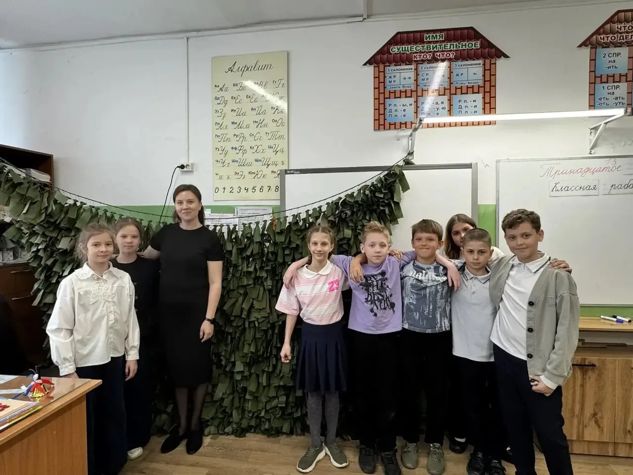 Учащиеся 3 «Б» класса изготовили маскировочную сеть для нужд специальной военной операции, которая о