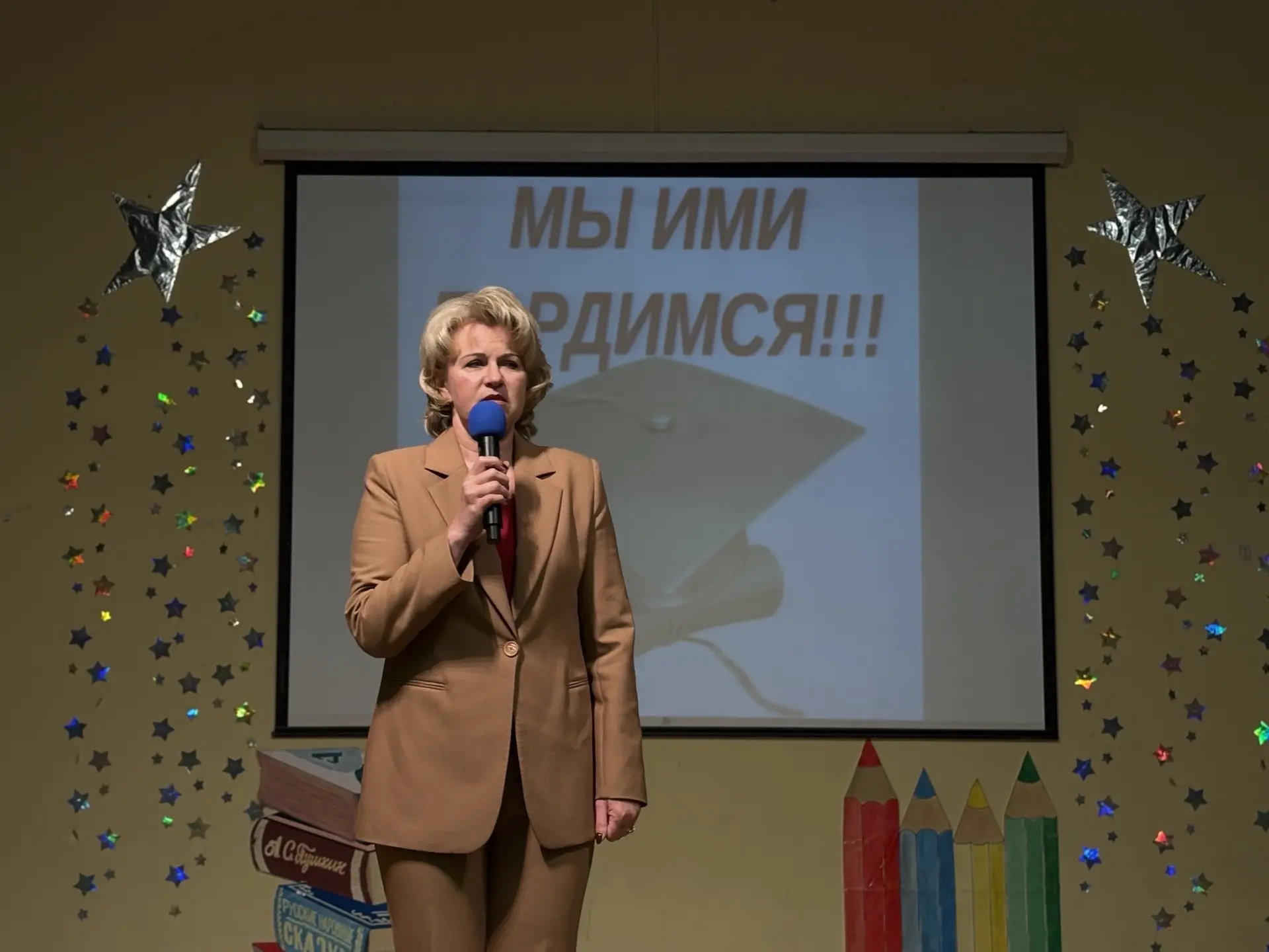 Сегодня в нашей школе «Перспектива» состоялась торжественная «Линейка успеха» для учени...