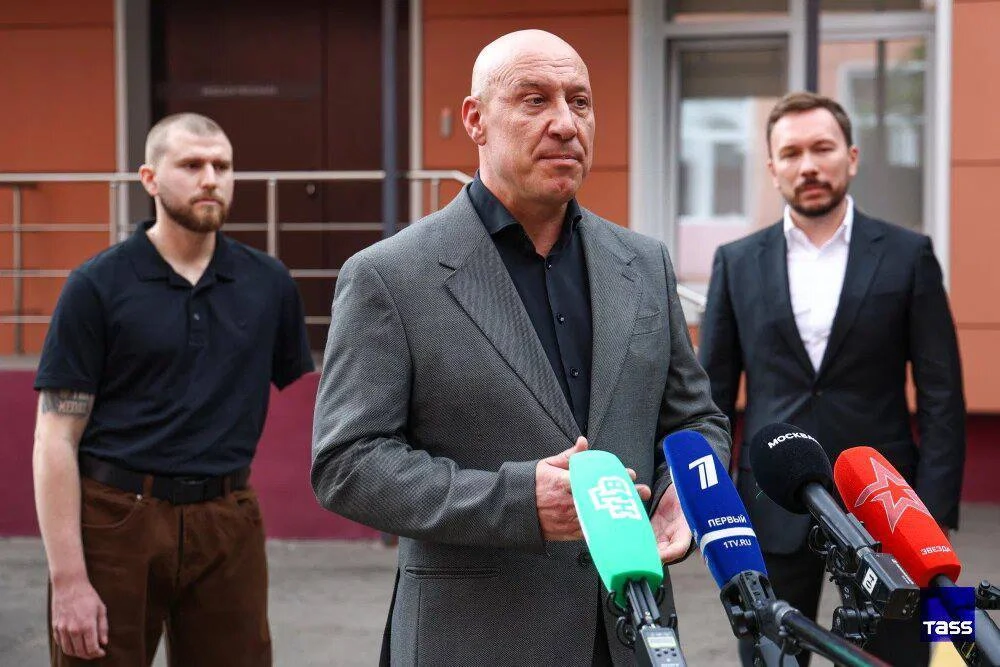 Герою СВО и его семье подарили новый автомобиль в Москве.