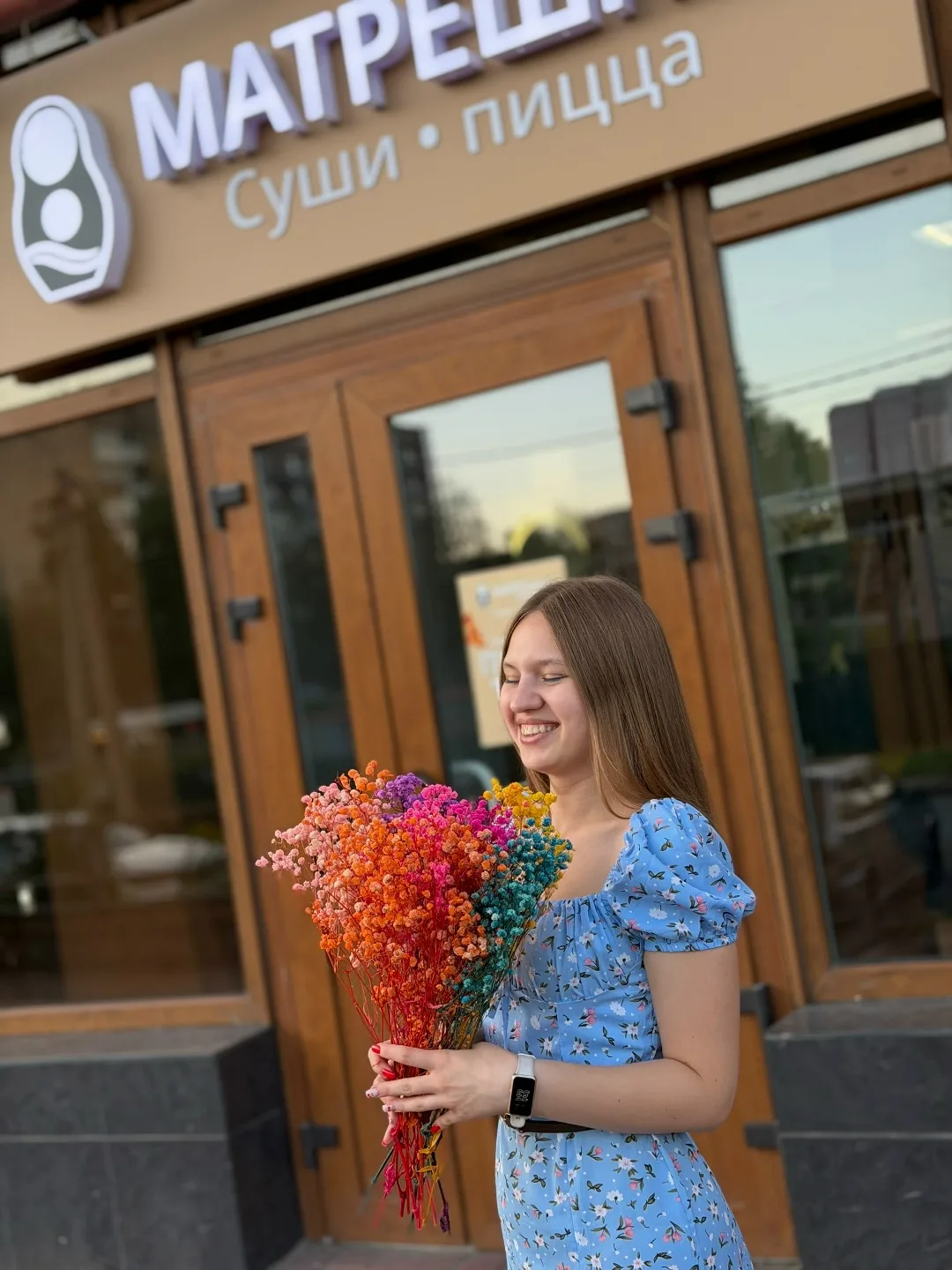 Посмотрите, кому подарили цветочки 

Давайте просто порадуемся за нее 😍