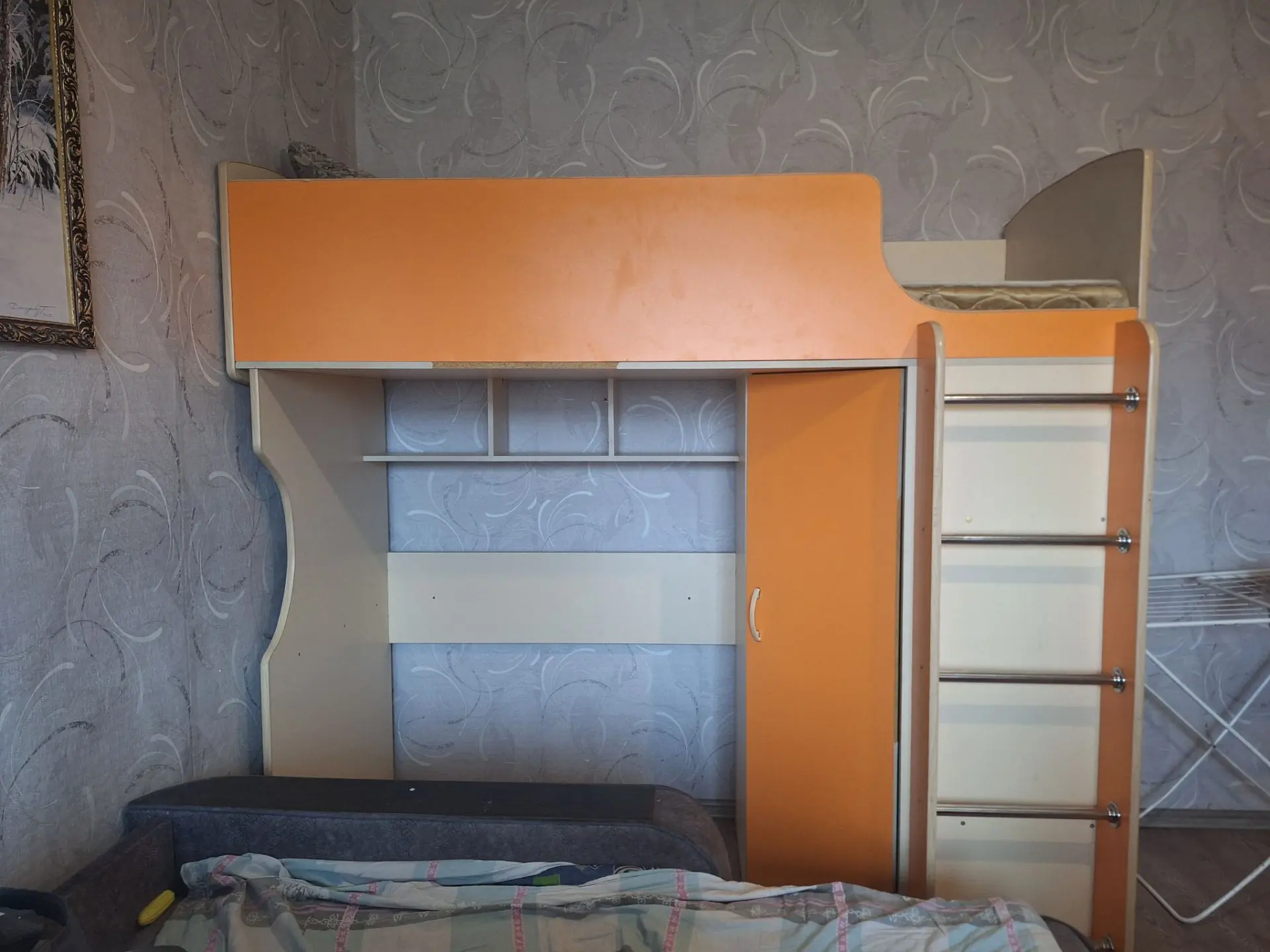Продам дет кровать с матрасом, тумбой, шкаф, стол 5000 р самовывозом в разобранном виде...