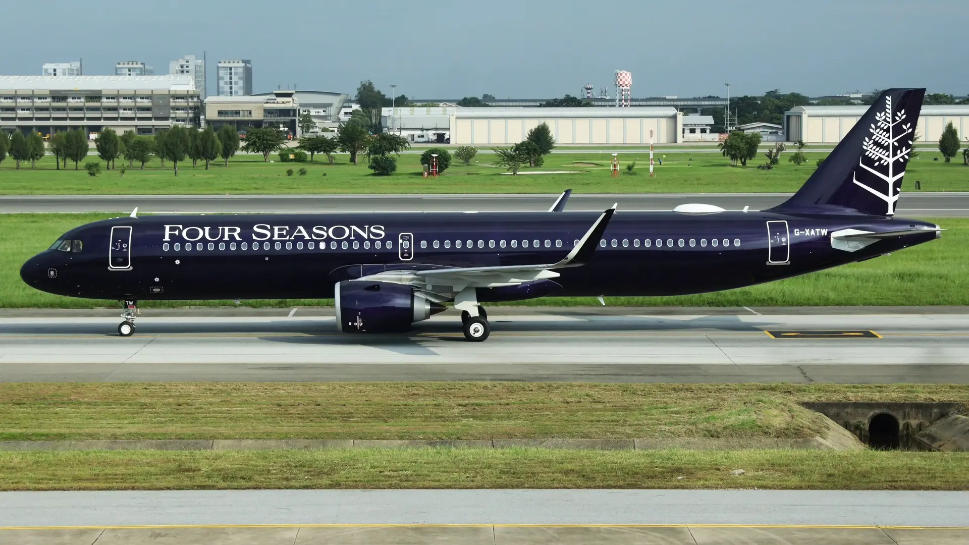 Немного про туры для богатых от Four Seasons

Летают на частном Airbus A321neo на 48 мест. Внутри дв