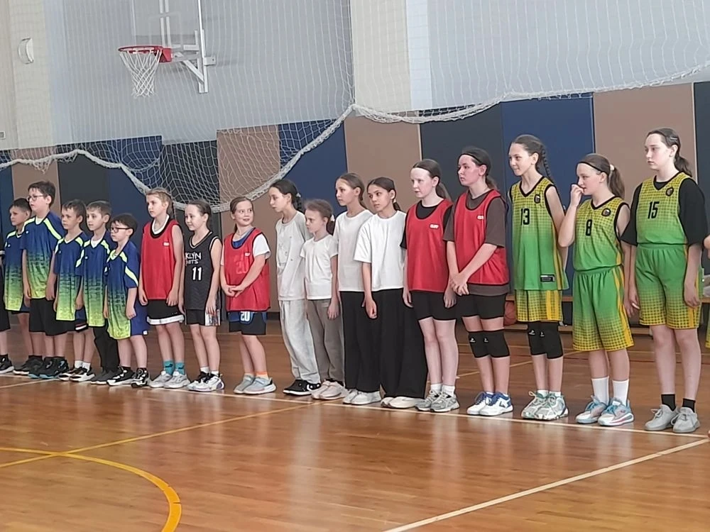 Каникулы с пользой: яркие игры по баскетболу!🏀✨  Сегодня в нашем спортивном зале кипели нешуточные с
