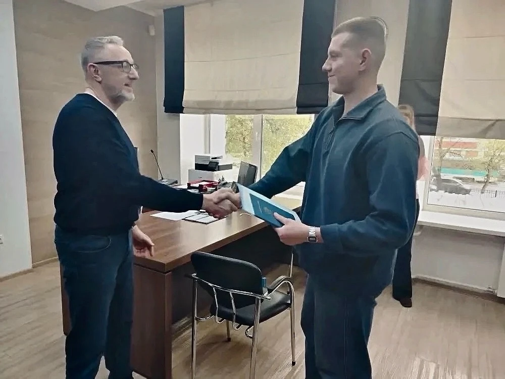 📘 Друзья, сегодня в торжественной обстановке директор техникума  вручил диплом об окон...