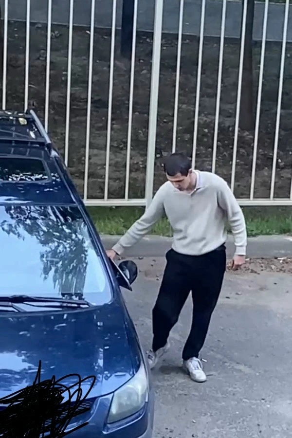 На парковке в микрорайоне Юбилейном молодой человек в неадекватом состоянии пинал машин...
