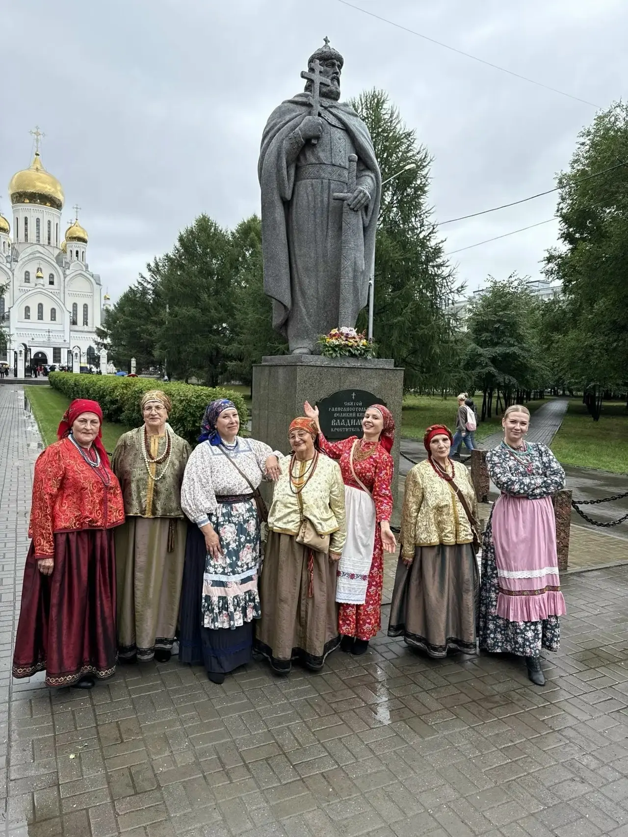 Фольклорный ансамбль из Бердска «МаТаня» День крещения Руси отметил на сцене 
 
Артисты приняли учас