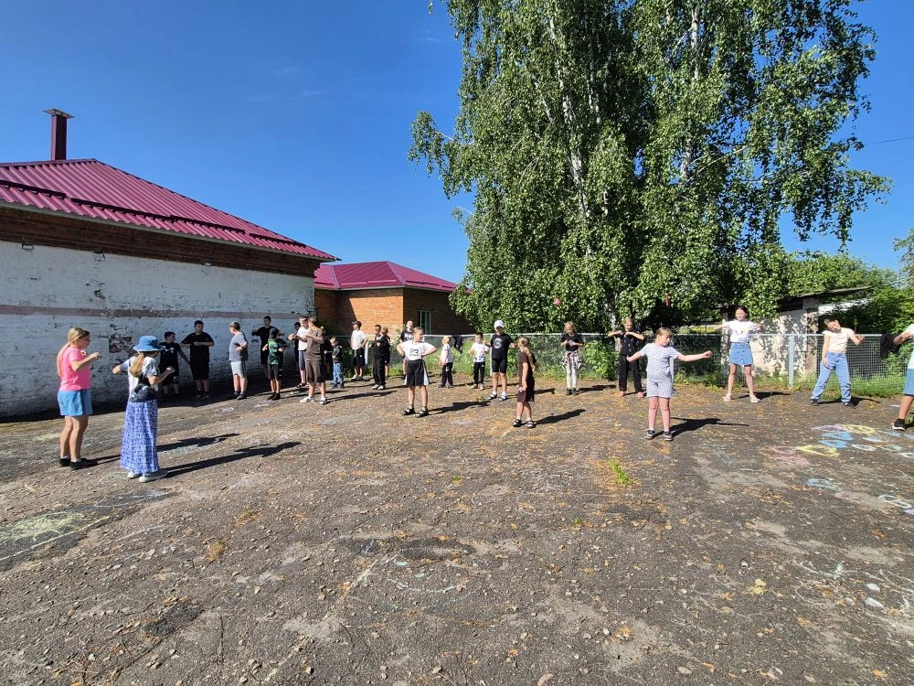 Четвертый день в нашем лагере прошел под знаком народного творчества и спортивных батал...