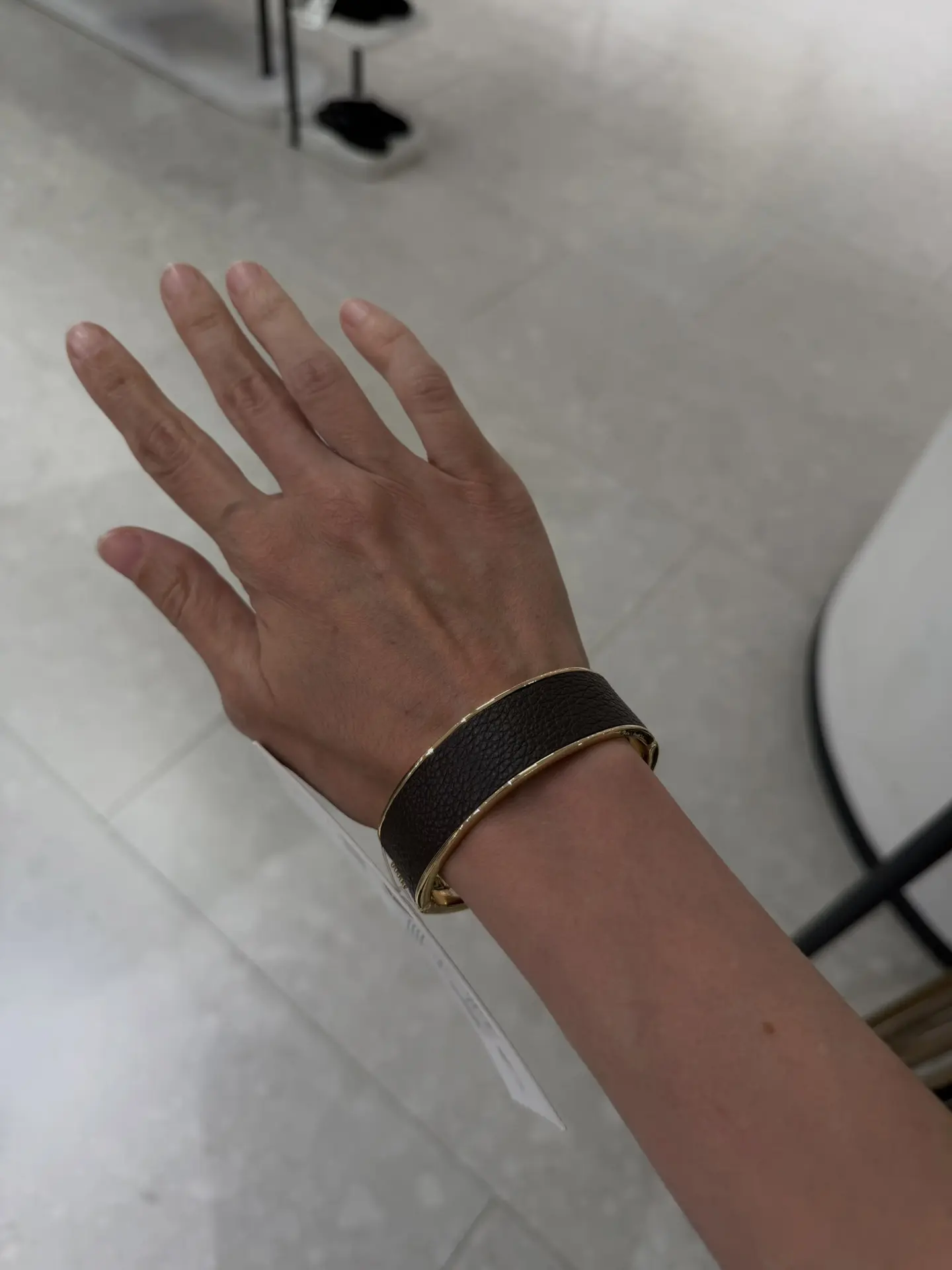 Lime бессовестное соблазняет сэкономить и не смотреть на браслеты Hermes, а взять у них.

Смотрятся 