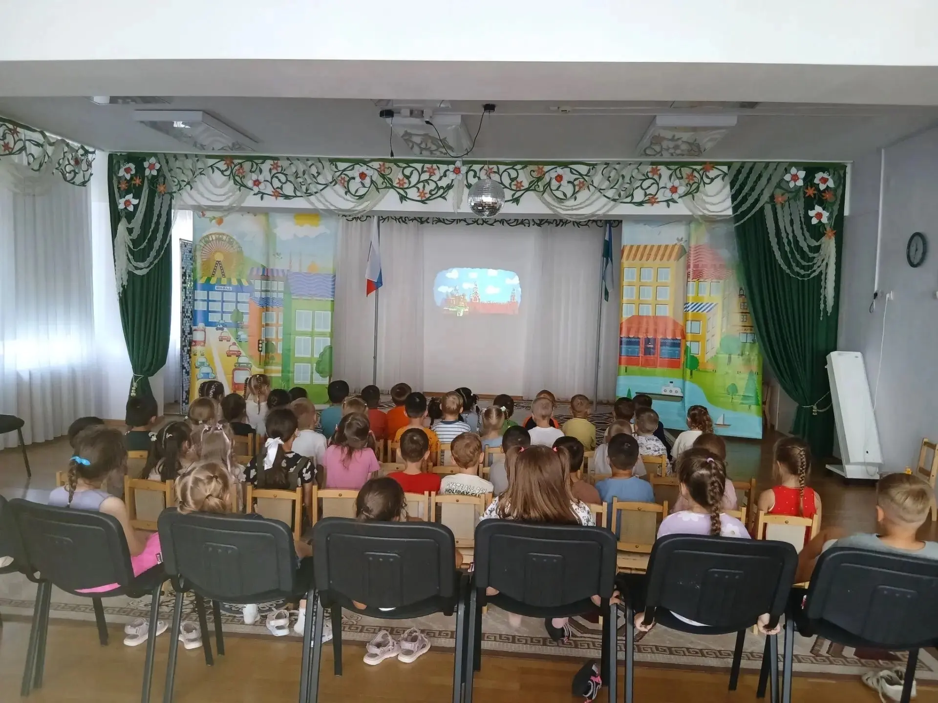В нашем детском саду прошёл уютный мультпросмотр: дети познакомились со сказками народов России.
Нес