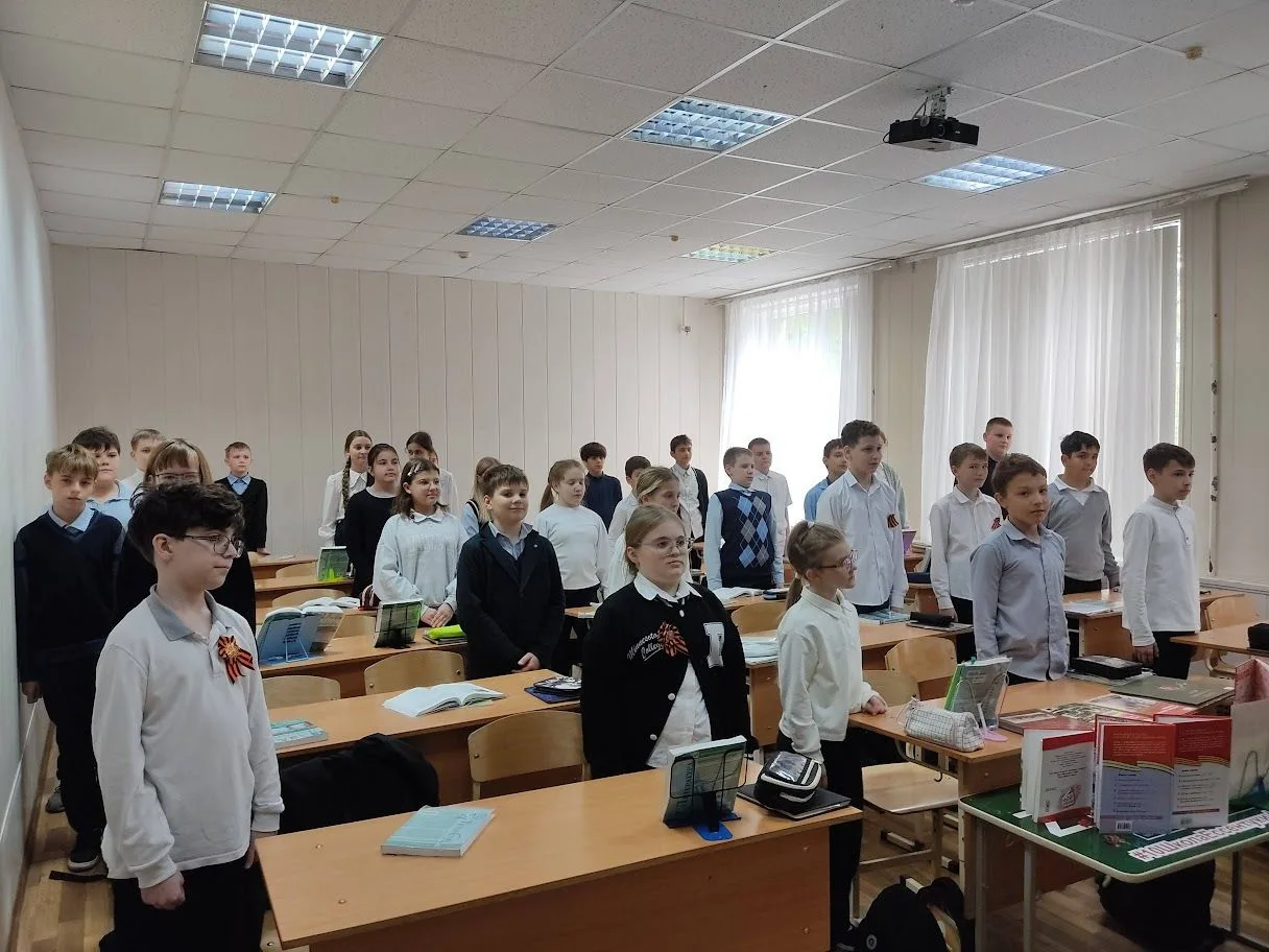 Литературно-патриотический час «Сквозь года звенит Победа»   9 Мая — день, который навсегда вписан в