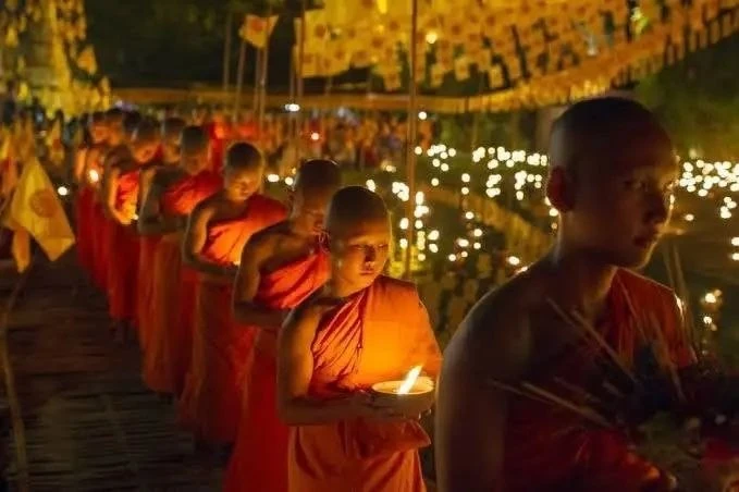 Сегодня 31 мая в Таиланде отмечается праздник Visakha Bucha Day  — день рождения, просветления и ухо