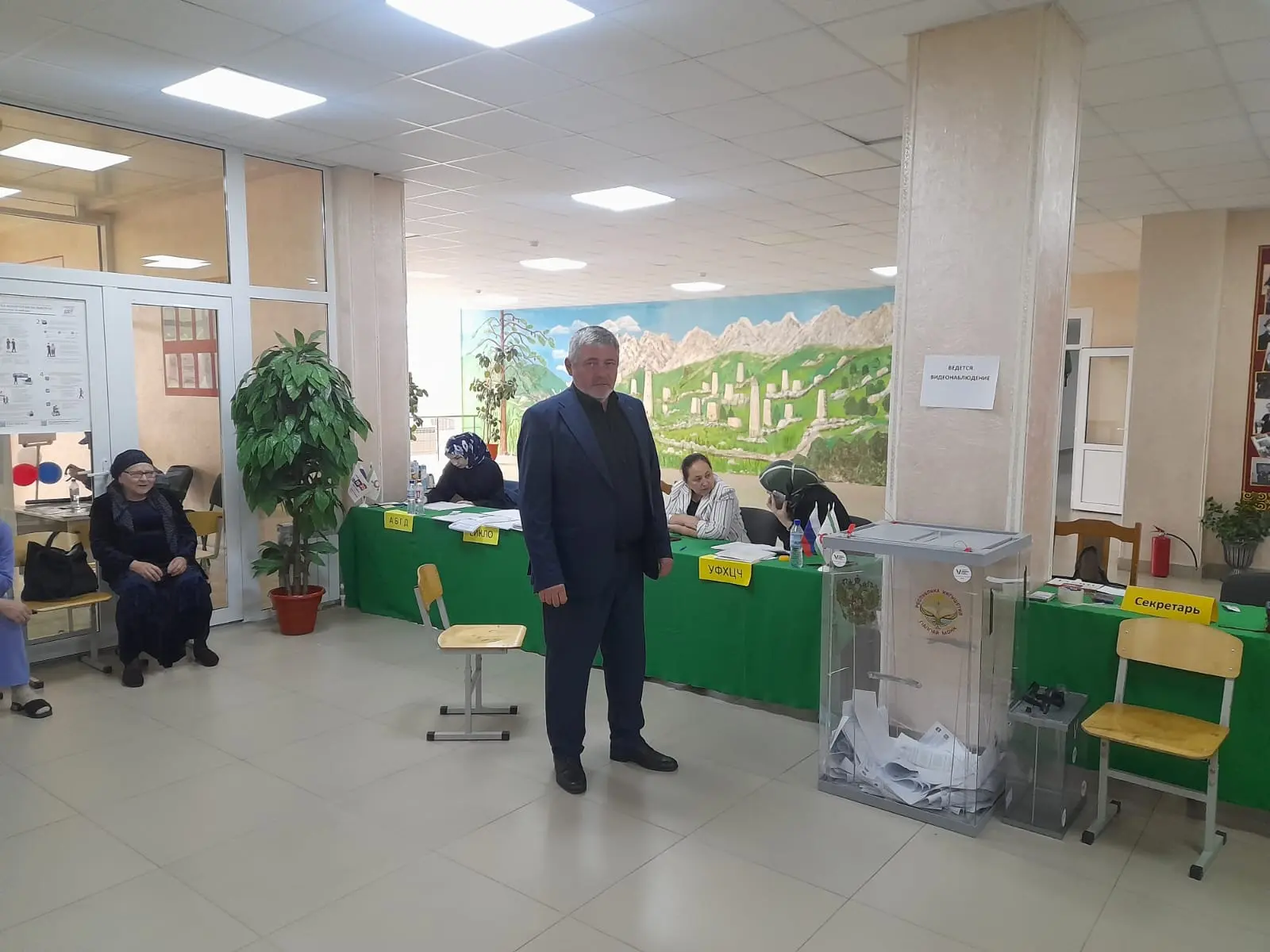 Сегодня свой выбор на избирательном участке № 701 сделал глава с.п. Яндаре - Тагир Лоло...