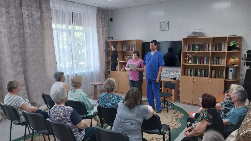 Сотрудники реабилитационного центра провели цикл бесед на тему "Формула активного долго...