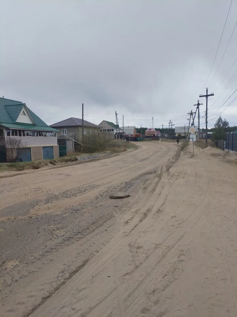 Сегодня грейдер с отсыпкой прошел по дороге в 100-х: от магазина "Матрешка" в 118-м мик...