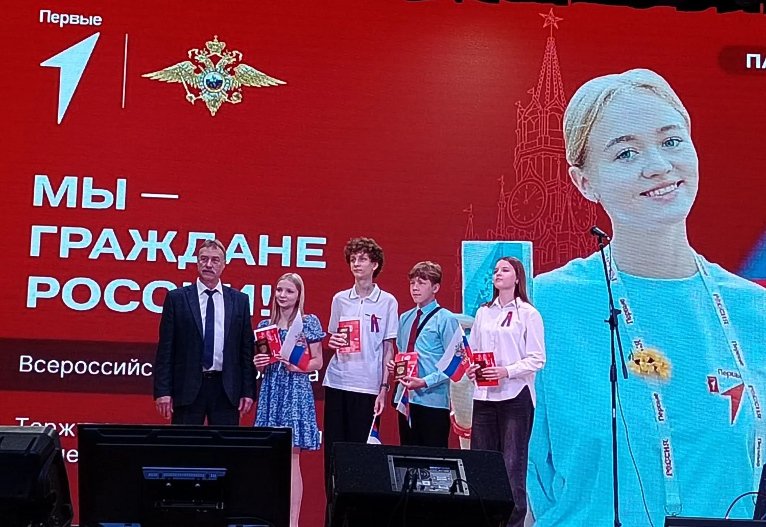 11 июня, накануне Дня России, во время праздничного концерта в районном Доме культуры учащимся нашей