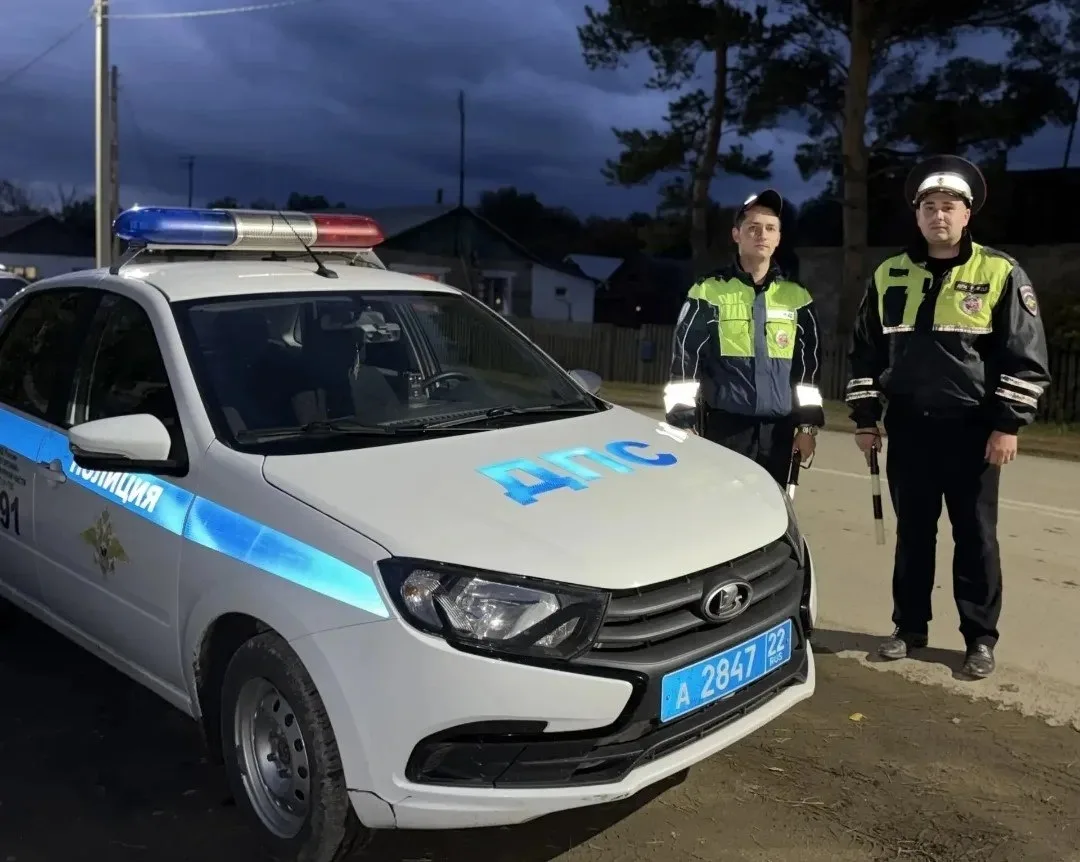 🙏 В Змеиногорске инспекторы Госавтоинспекции спасли мужчину из горящего дома