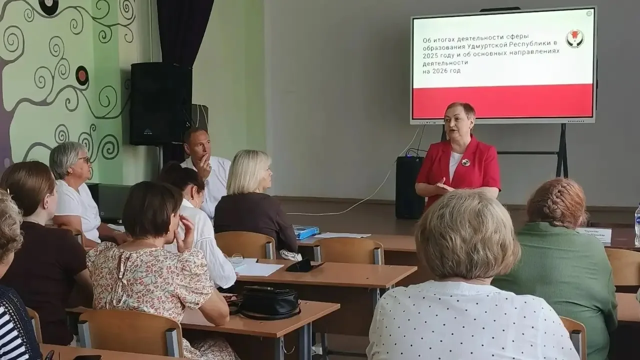 Сегодня с рабочим визитом посетила Кезский район. Встретилась с педагогами и медицинскими работникам