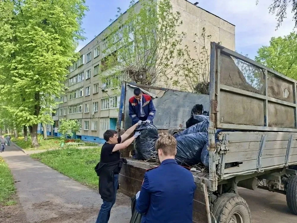 В Чебоксарах на Аллее искусств состоялся субботник   Субботник объединил самых неравнодушных жителей
