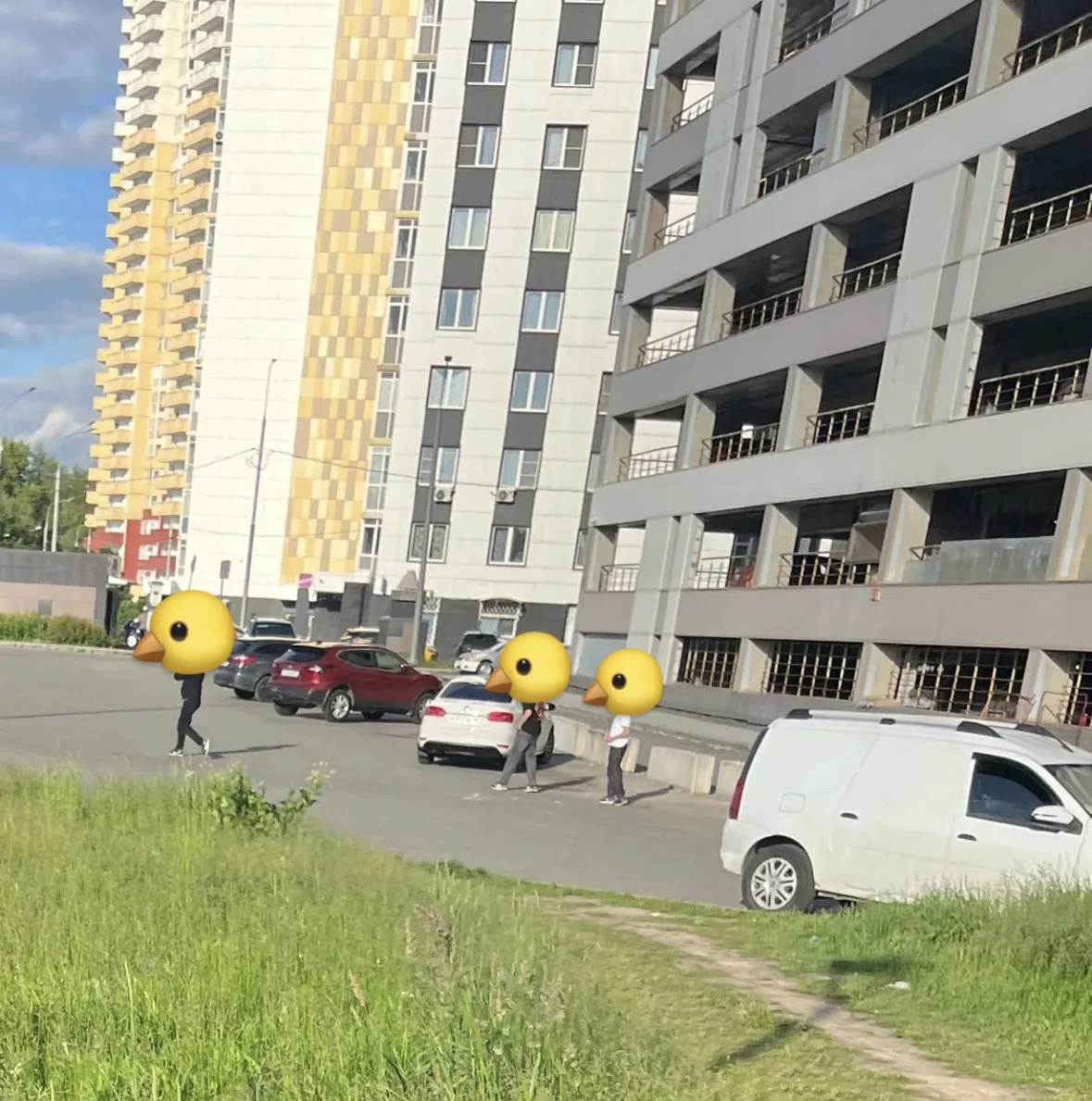 За ТЦ «Солнцево Парк» подростки разломали самокат.

Родители, поговорите со своими детьми. Объясните