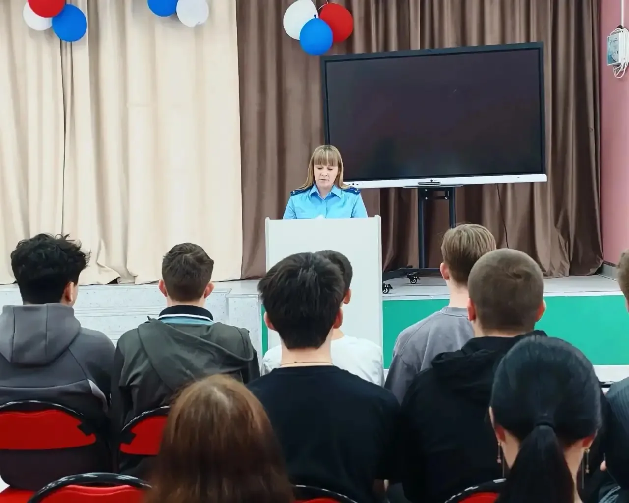 Работники прокуратуры Торопецкого района провели в МБОУ Торопецкой ООШ № 3 встречу со с...