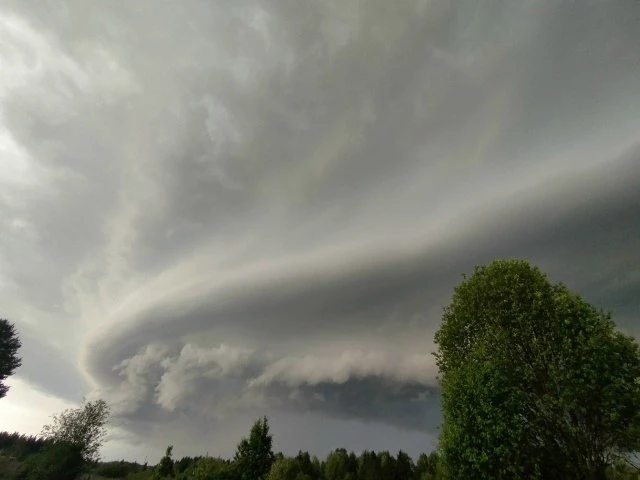 ⛈ Облачность градового шторма в Омутнинском районе. Облака имеют бирюзовый оттенок.