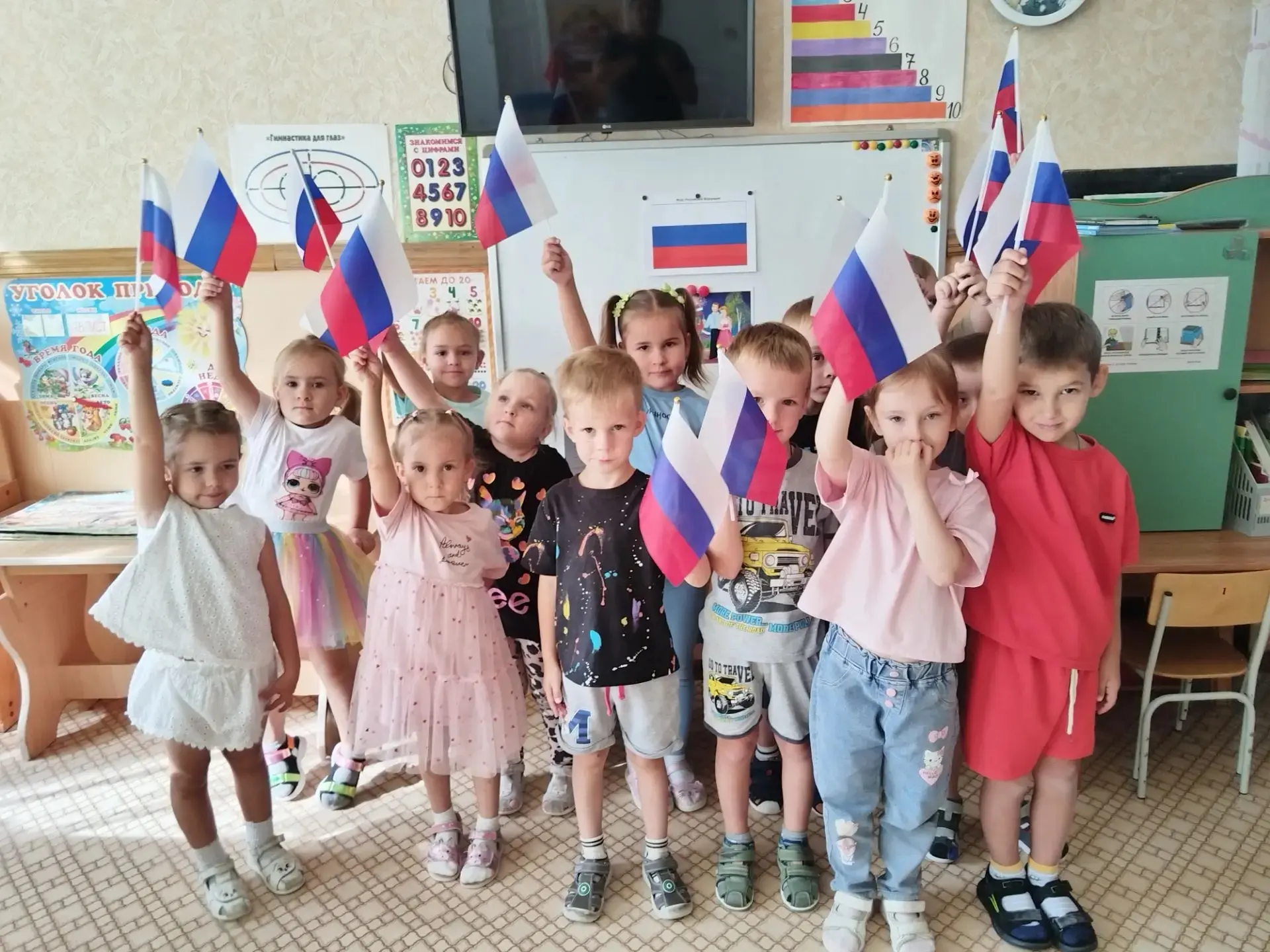 В рамках празднования Дня Государственного флага Российской федерации в группе №4 «Лесо...