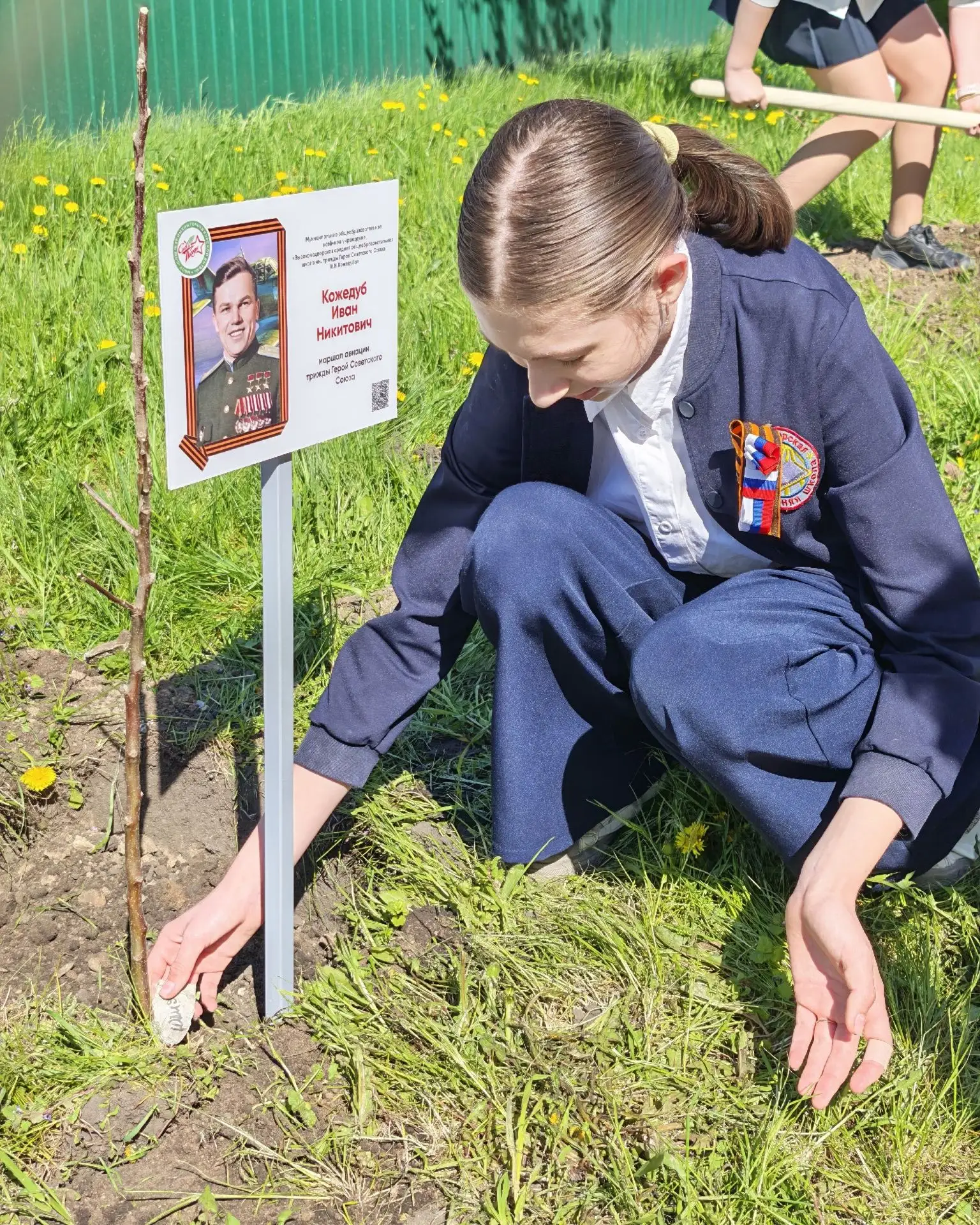 В память о героях в школах Курска посадили цветы и деревья  В преддверии Дня Победы в школе № 35 им.