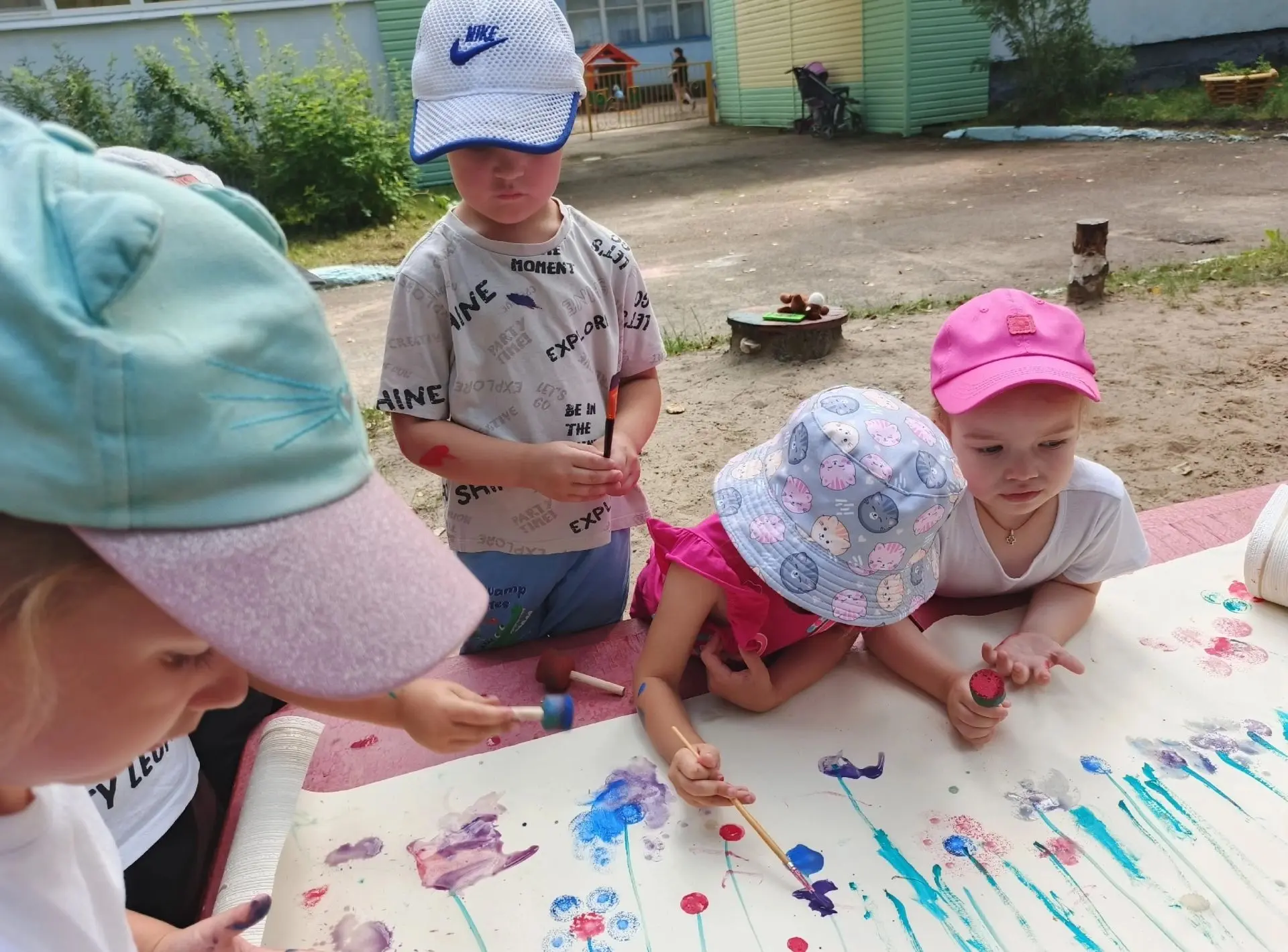 🌼🎨 Здравствуйте, дорогие друзья! Сегодня наши юные художники превратили летнее творчество в настоя