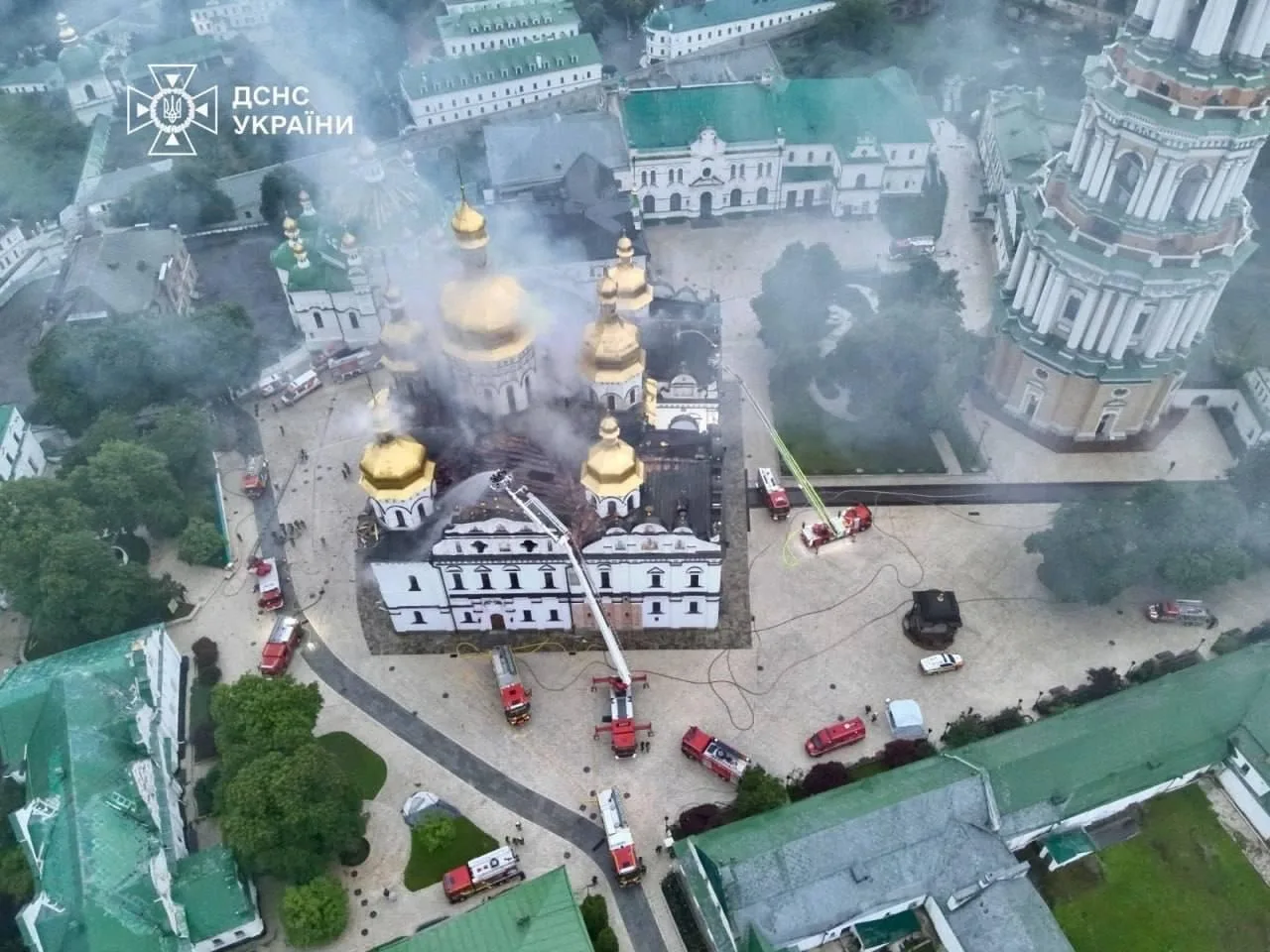 Пожар в Киево-Печерской Лавре: о чем говорит фотография сверху.... 

Появилось фото тушения пожара в