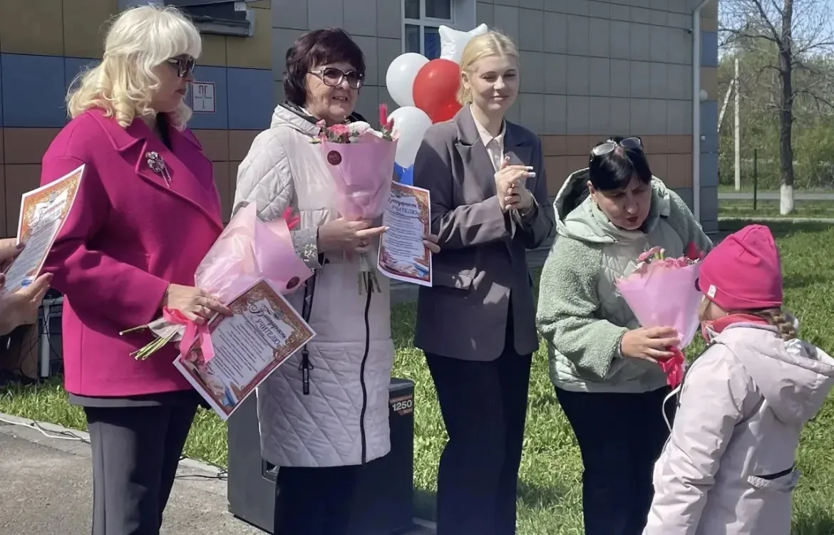 Первый класс окончен вами, Юными учениками, Поздравляем! Вы старались, Знаний новых набирались.  Мы 