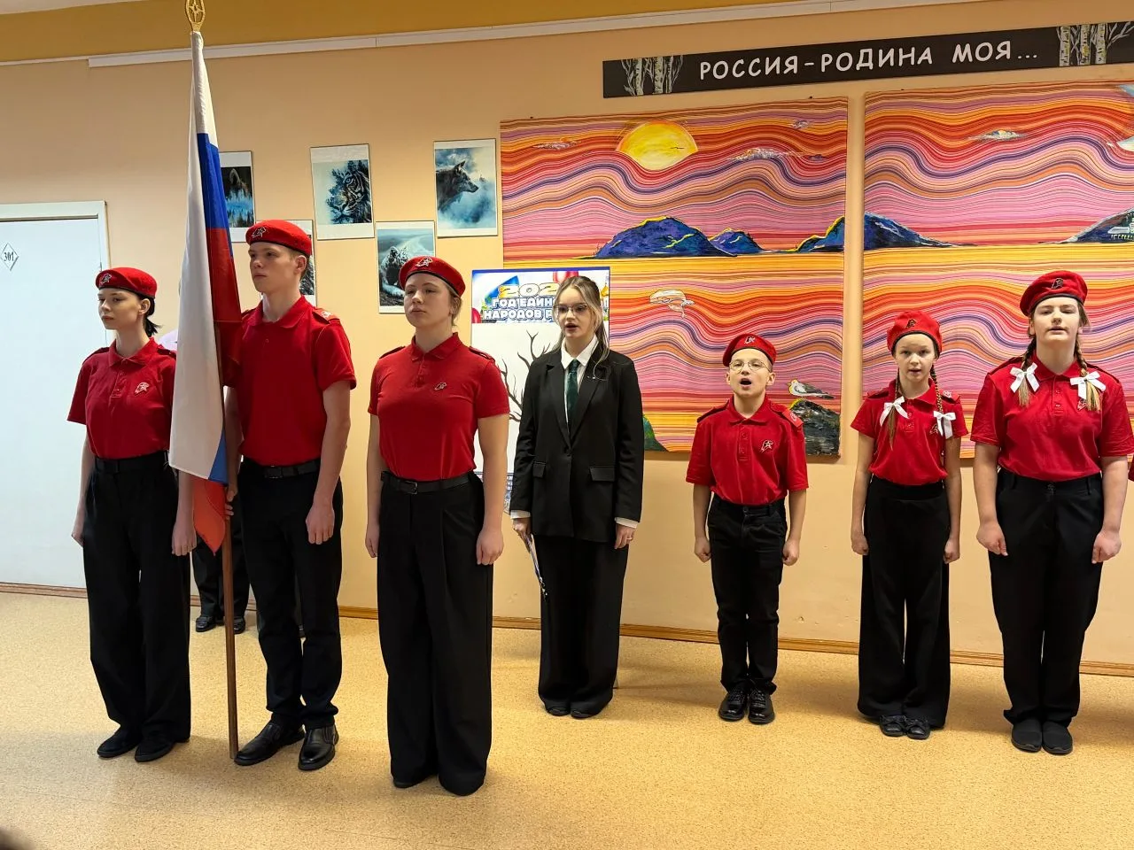 🎉🇷🇺 Торжественная линейка, посвященная году единства народов России 🇷🇺🎉  Сегодня в гимназии состояла