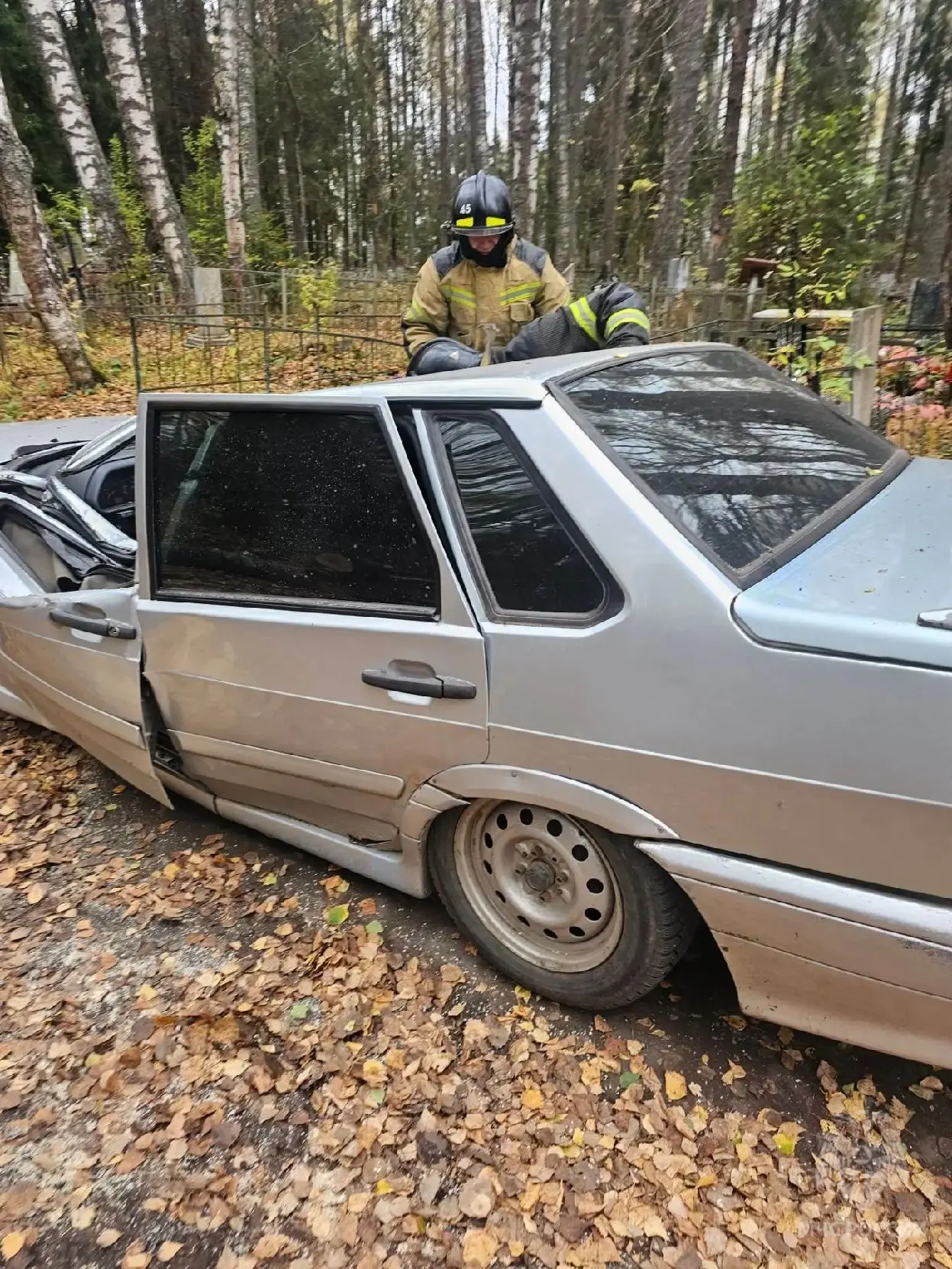 🌳 ДЕРЕВО РУХНУЛО ПРЯМО НА МАШИНУ: В ОРЛОВЕ СПАСАТЕЛЯМ ПРИШЛОСЬ СРЕЗАТЬ КРЫШУ АВТОМОБИЛЯ