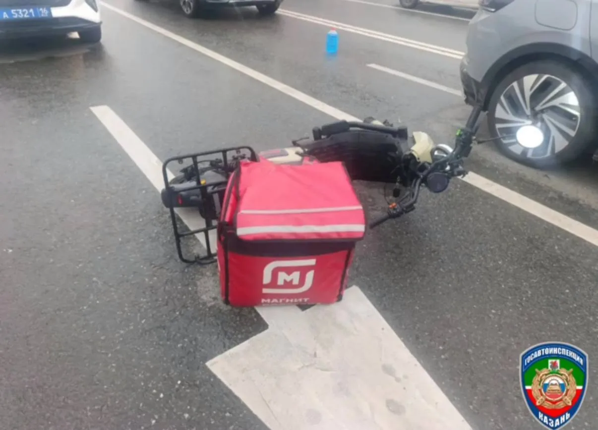 🚲 Курьер на электровелосипеде влетел в легковушку и оказался в больнице
ДТП произошло на перекрёстк