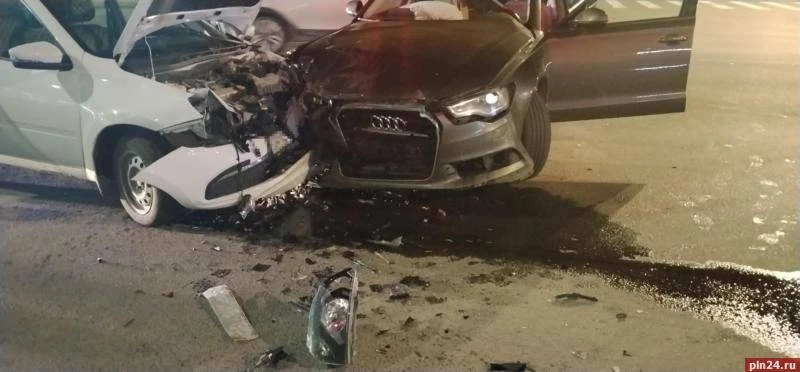 Водитель «Ауди» травмировал двух человек в «Ладе» на улице Поземского в Пскове.
Как сообщили Псковск