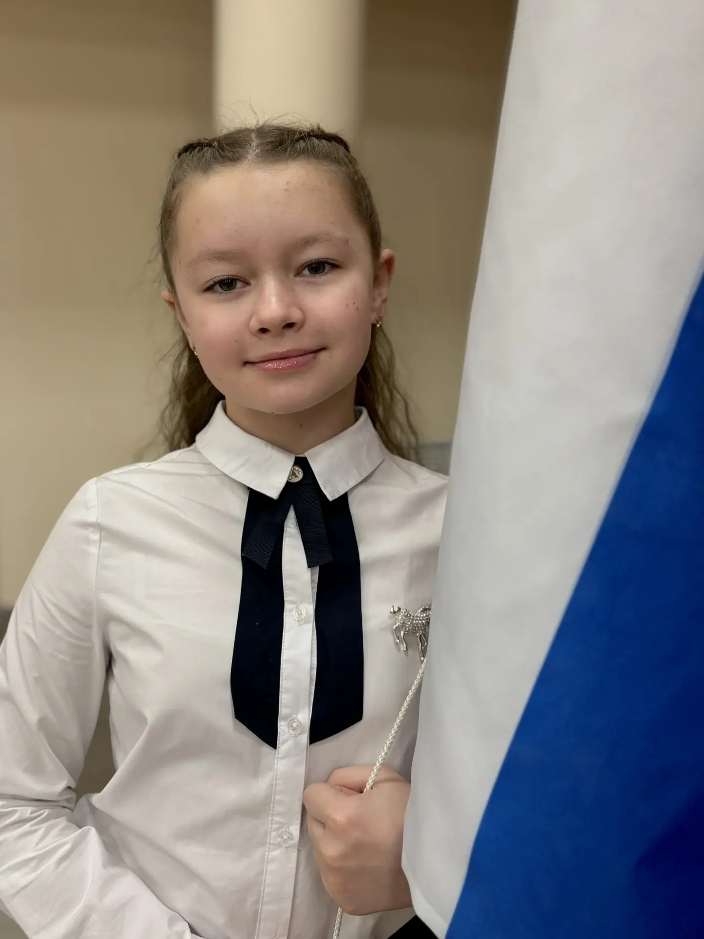 Новую учебную неделю поднятием флага на торжественной линейке открывает ученица 4в класса Дарья Зина