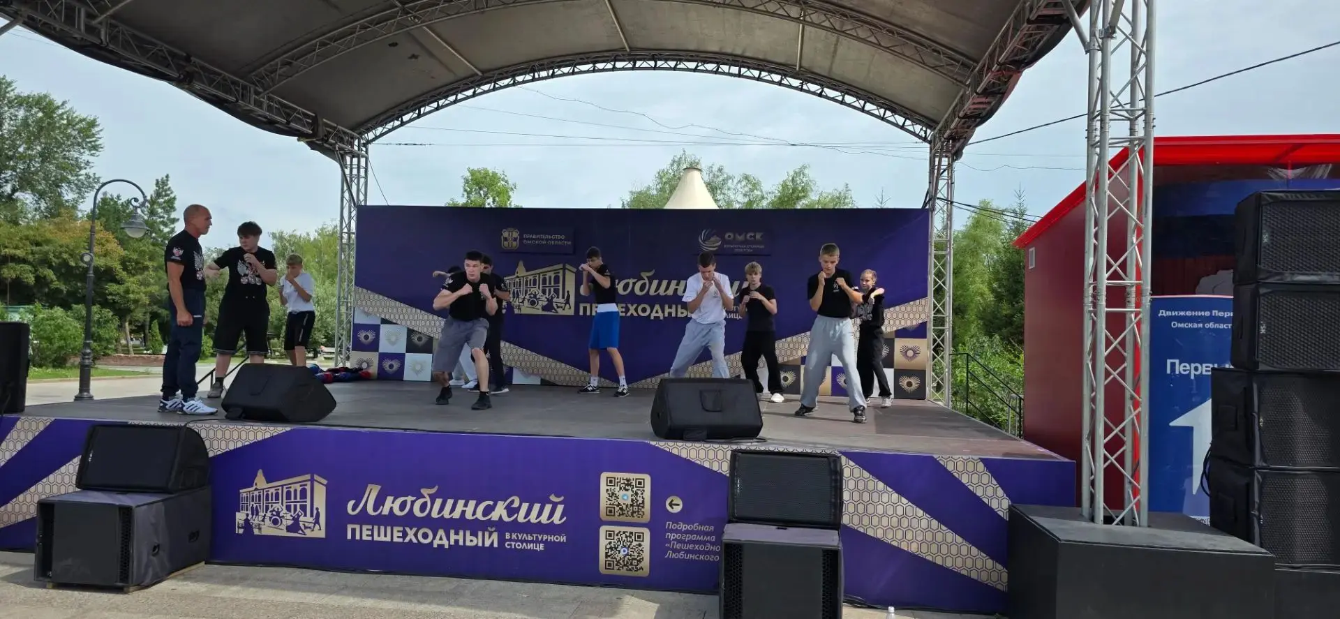 Сегодня Пешеходный Любинский полностью посвящён "Дню физкультурника". Центр спортивной ...