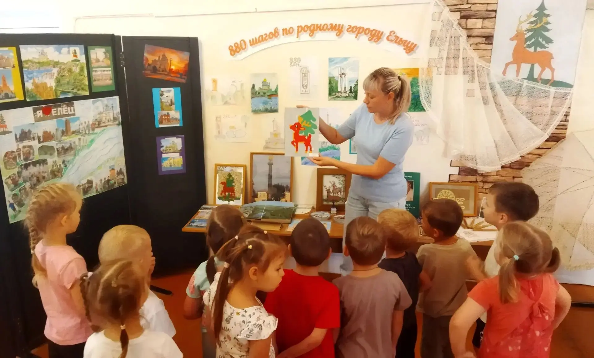 Выставка «880 шагов по родному городу Ельцу» открыта! 🏢✨🎨