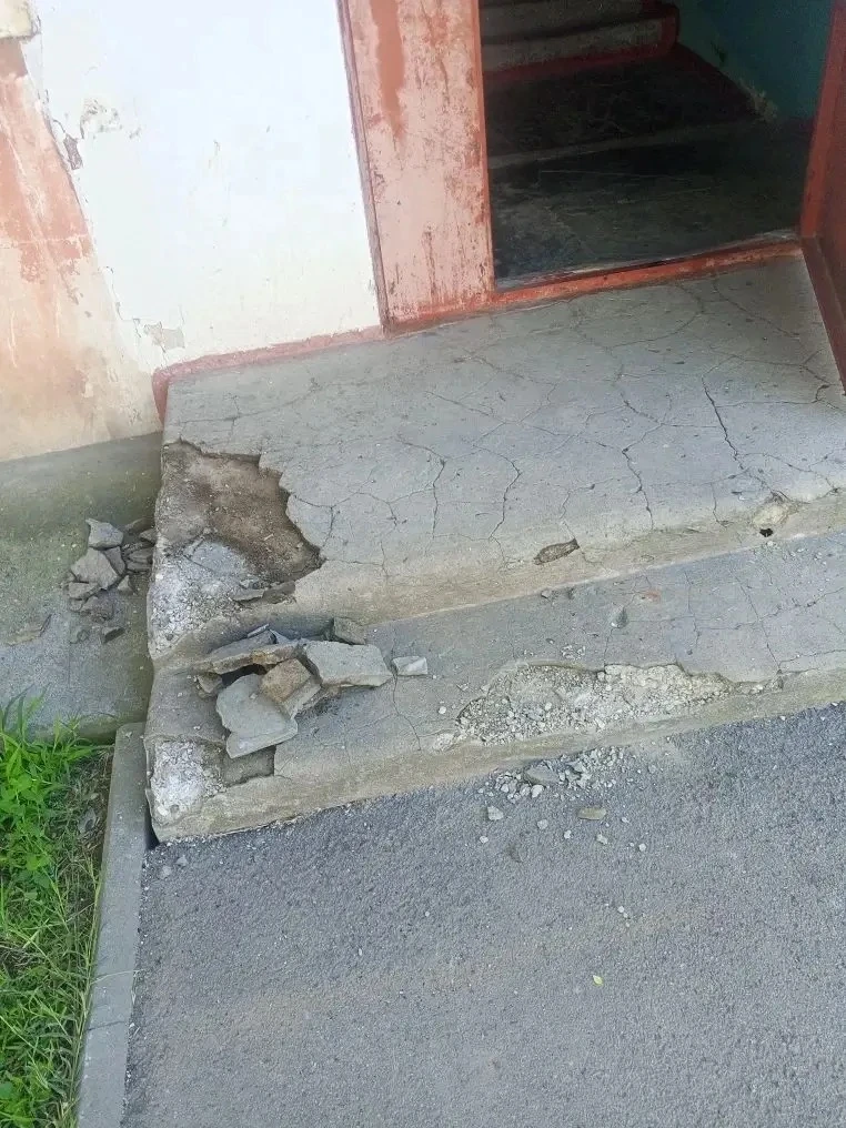⚒️Ремонт крыльца у 2‑го подъезда (1 Портовый, 5) завершён!